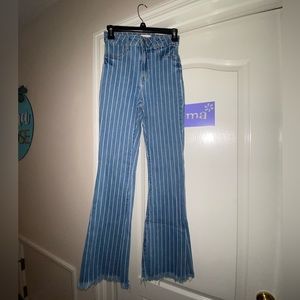 😍EXCELLENT CONDITION BUCKLE FLARE PINSTRIPE JEANS😍